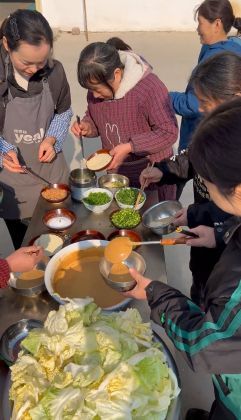 烟火里的温情 ——稳众员工的火锅盛宴