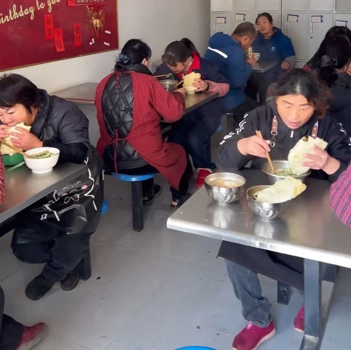 烟火气里的工作日常 ——稳众员工的午餐时光