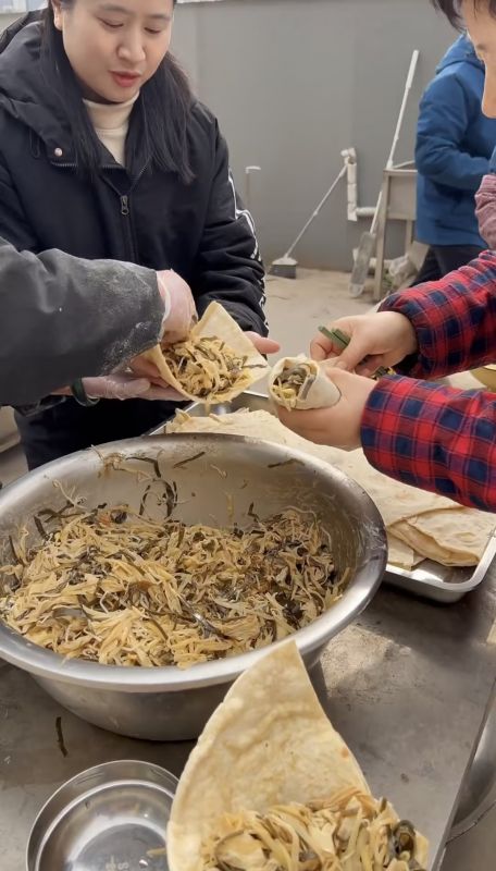稳众员工午饭有多香？单饼卷丰富配菜+鸡蛋白菜汤