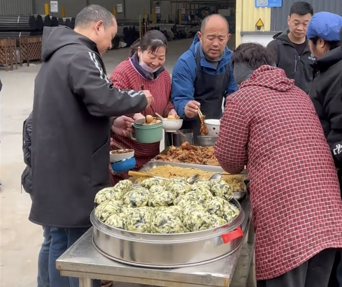 当卤鸡腿遇上菜窝窝，打工人的干饭魂魂燃了！